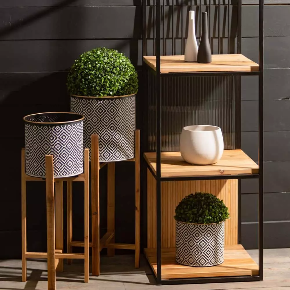 SULLIVANS Black and White Gemoetric Pattern Metal Planter on Stand (Set of 2) 6 SULLIVANS Black and White Gemoetric Pattern Metal Planter on Stand (Set of 2) - Image 4