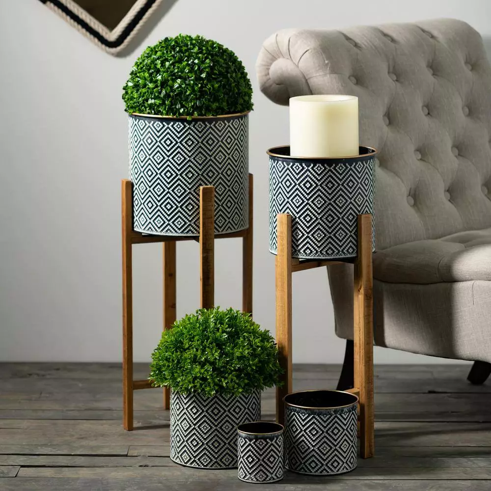 SULLIVANS Black and White Gemoetric Pattern Metal Planter on Stand (Set of 2) 5 SULLIVANS Black and White Gemoetric Pattern Metal Planter on Stand (Set of 2) - Image 3